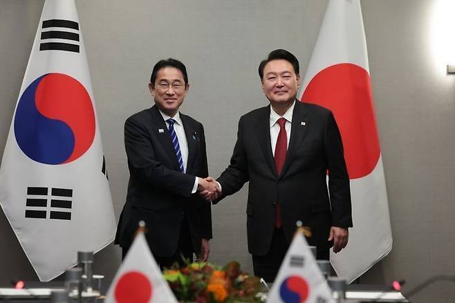 아시아·태평양 경제협력체(APEC) 정상회의 참석차 미국을 방문한 윤석열 대통령이 16일(현지시간) 미국 샌프란시스코 한 호텔에서 열린 한·일 정상회담에 앞서 기시다 후미오 일본 총리와 악수하고 있다. ⓒ대통령실