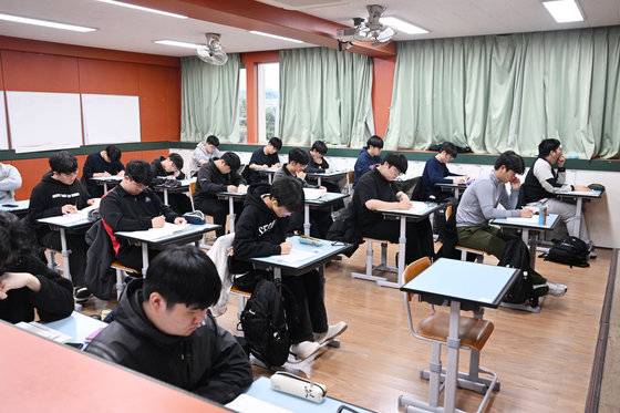 2024학년도 대학수학능력시험일인 16일 오전 제주도교육청 95지구 제3시험장이 마련된 제주시 오현고등학교에서 수험생들이 1교시 시험을 준비하고 있다.(제주도사진기자회) 2023.11.16/뉴스1
