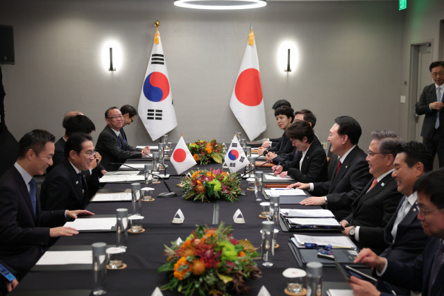 아시아태평양경제협력체(APEC) 정상회의 참석차 미국을 방문한 윤석열 대통령이 16일(현지시간) 샌프란시스코 한 호텔에서 기시다 후미오 일본 총리와 한일 정상회담을 하고 있다. 연합뉴스