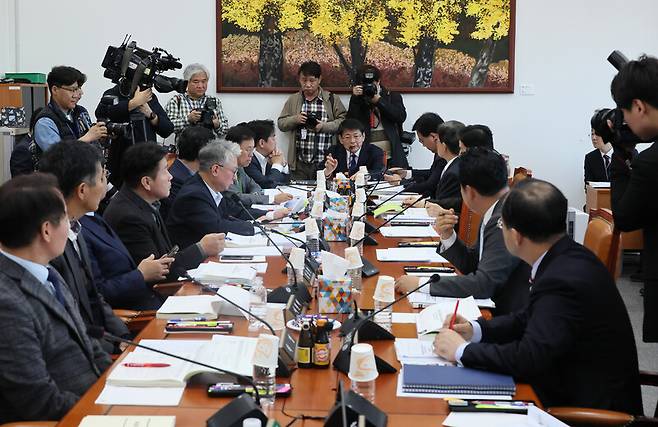 지난 13일 국회에서 예산결산특별위원회 예산심사소위원회가 열리고 있다. 연합뉴스