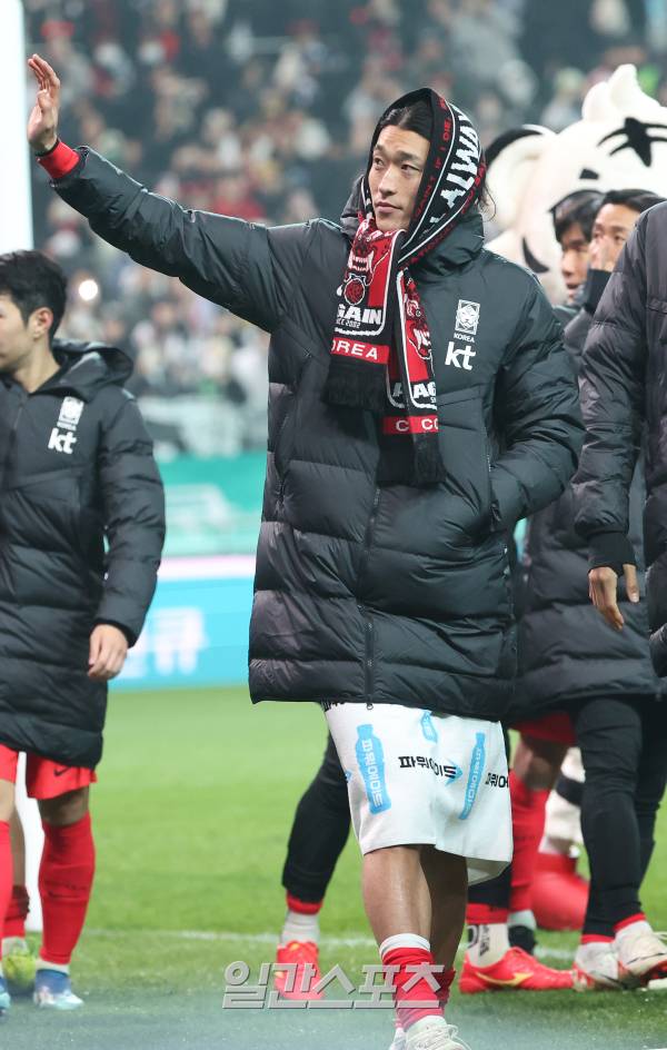 클린스만 감독이 이끄는 대한민국 축구대표팀이 16일 오후 서울 상암동 서울월드컵경기장에서 열린 2026 북중미 월드컵 아시아지역 2차 예선 대한민국과 싱가포르의 경기에서 5대 0 승리를 거뒀다.경기 후 조규성 등 선수들이 그라운드를 돌며 관중에 인사하고 있다.상암=김민규 기자 mgkim1@edaily.co.kr /2023.11.16/