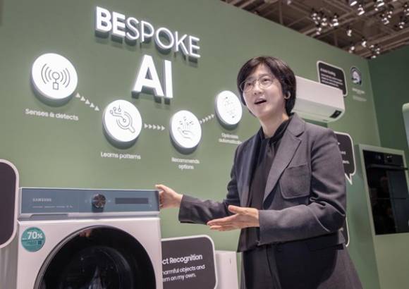 유미영 삼성전자 생활가전사업부 부사장이 지난 9월 'IFA 2023' 삼성전자 전시관에서 AI 기술을 설명하고 있다. [사진=삼성전자]