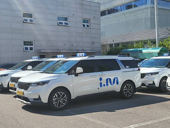 대형면허인 아이엠택시는 갓등을 달고 콜 영업과 배회 영업이 모두 가능하다. 중앙일보