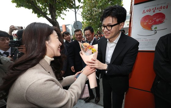 한동훈 법무부 장관이 17일 대구 수성구 스마일센터 방문 중 한 시민에게 꽃다발을 받고 있다. 대구=연합뉴스