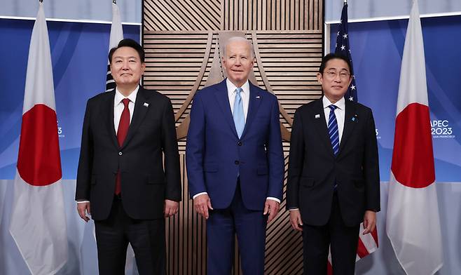 아시아태평양경제협력체(APEC) 정상회의 참석차 미국을 방문중인 윤석열 대통령이 16일(현지시간) 샌프란시스코 모스코니센터에서 조 바이든 미국 대통령, 기시다 후미오 일본 총리와 회동, 기념촬영 하고 있다. 샌프란시스코/김창길 기자