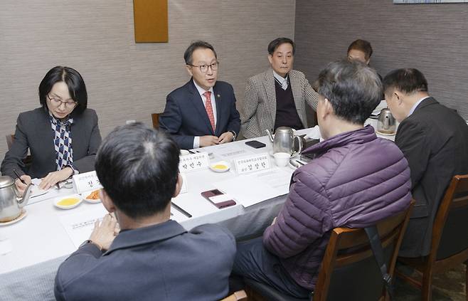 박민수 보건복지부 제2차관(뒷줄 왼쪽 두 번째) 등 복지부 관계자들이 지난 16일 전국의과대학교수협의회 관계자들과 간담회를 열고 있다. 복지부 제공