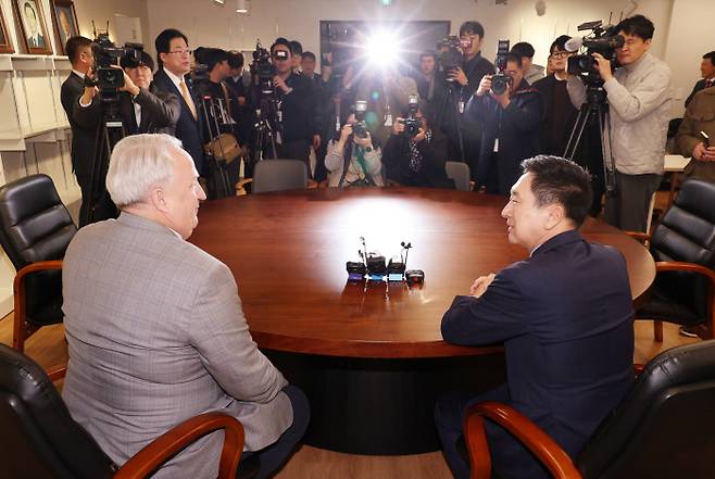 얼굴 맞댄 두 사람 김기현 국민의힘 대표(오른쪽)와 인요한 혁신위원장이 17일 오전 서울 여의도 당사에서 면담하고 있다. 연합뉴스