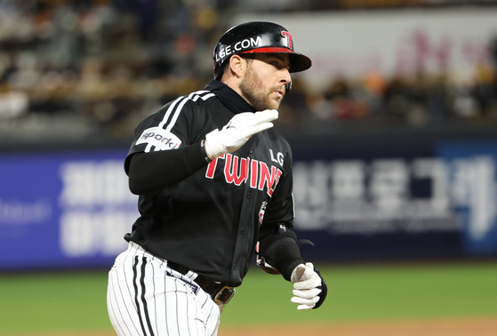 Austin Dean rounds the bases after hitting a three-run home run against the KT Wiz during Game 3 of the Korean Series at Suwon KT Wiz Park in Suwon, Gyeonggi on Nov. 10.  [YONHAP]