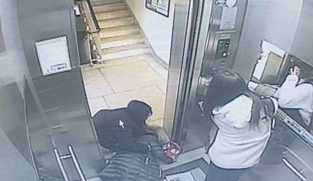 17일 대전도마중학교에 따르면 지난 11일 2학년 이영민양(14)과 이양의 친언니 이혜민양(16·서대전여고 1학년)이 의식을 잃은 할머니에게 심폐소생술을 실시해 생명을 구했다. 대전광역시교육청 제공.