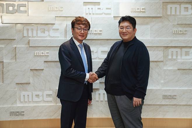▲안형준 MBC사장(왼쪽)과 방시혁 하이브 의장의 모습. ⓒMBC