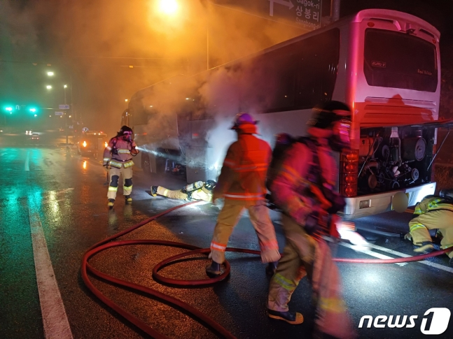 16일 오후 6시18분쯤 전남 여수시 소라면 죽림리 한 도로를 달리던 관광버스에서 불이 나 소방당국이 수습하고 있다. /사진=뉴스1(여수소방서 제공)