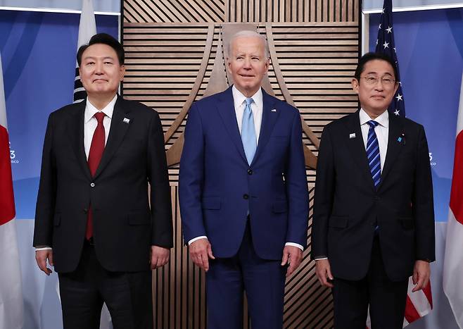 아시아태평양경제협력체(APEC) 정상회의 참석차 미국을 방문 중인 윤석열 대통령이 16일(현지시간) 미국 샌프란시스코 모스코니센터에서 열린 한미일 정상 회동에서 조 바이든 미국 대통령, 기시다 후미오 일본 총리와 기념촬영을 하고 있다. [연합]