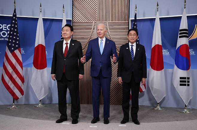 아시아태평양경제협력체(APEC) 정상회의 참석차 미국을 방문 중인 윤석열 대통령이 16일(현지시간) 미국 샌프란시스코 모스코니센터에서 열린 한미일 정상 회동에서 조 바이든 미국 대통령, 기시다 후미오 일본 총리와 기념촬영을 하고 있다. [연합]