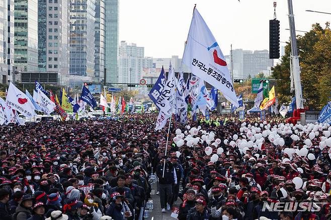 [서울=뉴시스] 권창회 기자 = 지난 11일 오후 서울 여의대로 일대에서 한국노총 주최  윤석열 정권 심판! 노동탄압 저지! 2023 전국노동자대회가 열리고 있다. 2023.11.11. kch0523@newsis.com