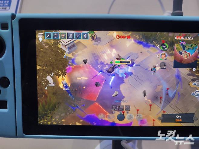 겁없이 돌진한 기자의 헤라클레스 캐릭터가 무차별 공격을 받고 있다. 황영찬 기자