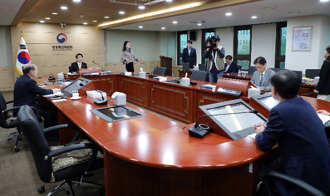 이동관 방송통신위원장이 16일 오후 정부과천청사 방통위 회의실에서 열린 2023년 제43차 회의를 주재하는 모습. 연합뉴스