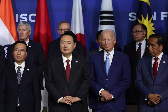 아시아태평양경제협력체(APEC) 정상회의 참석차 미국을 방문 중인 윤석열 대통령이 16일(현지시간) 미국 샌프란시스코 모스코니센터에서 열린 APEC 계기 IPEF(인도태평양경제프레임워크) 정상회의에 참석, 조 바이든 미국 대통령과 함께 기시다 후미오 일본 총리의 발언을 듣고 있다. 연합뉴스