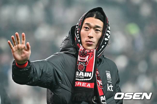 [OSEN=서울월드컵경기장, 박준형 기자] '닥공 축구'가 통했다. 한국이 싱가포르의 두 줄 수비를 깨부수고 6만여 홈팬들 앞에서 골 폭죽을 터트렸다.위르겐 클린스만 감독이 이끄는 한국 축구대표팀은 16일 오후 8시 서울월드컵경기장에서 열린 2026 국제축구연맹(FIFA) 북중미 월드컵 아시아지역 2차 예선 1차전에서&nbsp;싱가포르를 5-0으로 대파했다.경기 종료 후 조규성이 관중들에게 인사를 하고 있다. 2023.11.16 / soul1014@osen.co.kr