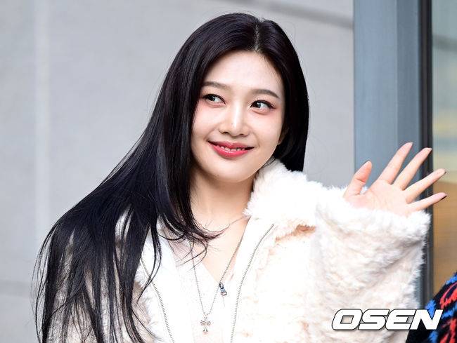 [OSEN=최규한 기자] 17일 오전 서울 여의도 KBS에서 ‘뮤직뱅크’ 녹화가 진행됐다.걸그룹 레드벨벳 조이가 녹화에 들어서며 팬들과 취재진을 향해 포즈를 취하고 있다. 2023.11.17 / dreamer@osen.co.kr