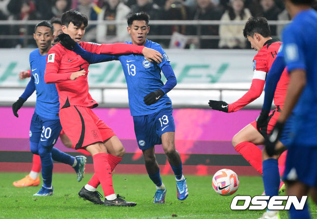 [OSEN=서울월드컵경기장, 조은정 기자] 위르겐 클린스만 감독이 이끄는 대한민국 축구 대표팀과 싱가포르의 2026 북중미 월드컵 아시아 2차 예선 C조 1차전이 16일 서울 마포구 서울월드컵경기장에서 열렸다.전반 한국 황인범이 손흥민에게 패스를 하고 있다. 2023.11.16 /cej@osen.co.kr