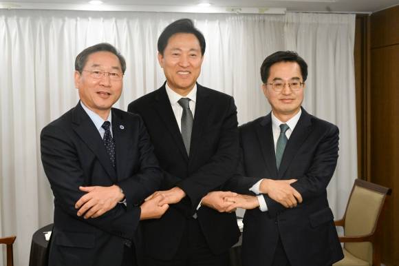 수도권 광역단체장 3자 회동 - 유정복(왼쪽부터) 인천시장과 오세훈 서울시장, 김동연 경기도지사가 16일 서울 중구 한국프레스센터에서 열린 김포시의 서울 편입 등 수도권 주요 현안을 논의하기 위한 3자 회동에서 손을 잡고 기념촬영을 하고 있다. 연합뉴스