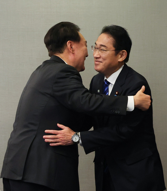 아시아태평양경제협력체(APEC) 정상회의 참석차 미국을 방문한 윤석열 대통령이 16일(현지시간) 샌프란시스코 한 호텔에서 열린 한일 정상회담에서 기시다 후미오 일본 총리와 포옹하고 있다. 샌프란시스코=연합뉴스