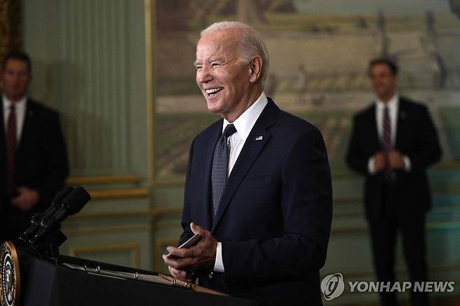 미중정상회담 결과 밝히며 웃는 바이든 (우드사이드 AFP=연합뉴스) 조 바이든 미국 대통령이 15일(현지시간) 아시아태평양경제협력체(APEC) 회의가 열리는 캘리포니아주 샌프란시스코 인근 우드사이드에서 시진핑 중국 국가주석과 회담한 후 기자회견을 열고 있다. 바이든 대통령은 이날 회담에 대해 "우리가 해온 가장 건설적이고 생산적인 대화 중 하나"라고 평가했다. 2023.11.16 besthope@yna.co.kr