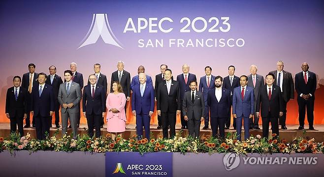 윤석열 대통령, APEC 정상들과 단체 사진촬영 (샌프란시스코=연합뉴스) 진성철 기자 = 윤석열 대통령이 16일(현지시간) 미국 샌프란시스코 모스코니센터에서 열린 아시아태평양경제협력체(APEC) 정상 단체사진촬영에서 각국 정상들과 함께 기념 촬영을 하고 있다.
    앞줄 오른쪽부터 윤석열 대통령, 조코 위도도 인도네시아 대통령, 가브리엘 보리치 칠레 대통령, 하사날 볼키아 브루나이 국왕, 세타 타위신 태국 총리, 조 바이든 미국 대통령, 디나 볼루아르테 페루 대통령, 앤서니 앨버니지 호주 총리, 쥐스탱 트뤼도 캐나다 총리, 시진핑 중국 국가주석, 기시다 후미오 일본 총리. 2023.11.17 zjin@yna.co.kr