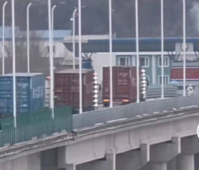 지난 1월 중국 훈춘에서 북한 원정리로 넘어가는 화물트럭들 [더우인 캡처. 재판매 및 DB 금지]
