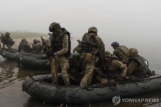 드니프로강 둑에서 작전 중인 우크라이나군 [AP=연합뉴스]