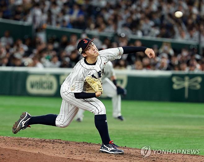 역투하는 스미다 지히로 (도쿄=연합뉴스) 한종찬 기자 = 17일 일본 도쿄돔에서 열린 아시아프로야구챔피언십(APBC) 예선 2차전 대한민국과 일본의 경기. 7회초 일본 선발 스미다 지히로가 역투하고 있다. 2023.11.17 saba@yna.co.kr