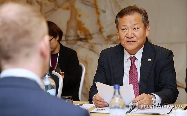 이상민 장관, 영국 디지털정부 청장 면담 (서울=연합뉴스) 이상민 행정안전부 장관이 14일 오후(현지시간) 포르투갈 리스본 쉐라톤 리스보아 호텔에서 톰리드 영국 디지털정부청장과 한-영 디지털정부 협력 MOU 체결 계기 양자협력 확대방에 대해 논의를 하고 있다. 2023.11.15 [행정안전부 제공. 재판매 및 DB 금지] photo@yna.co.kr