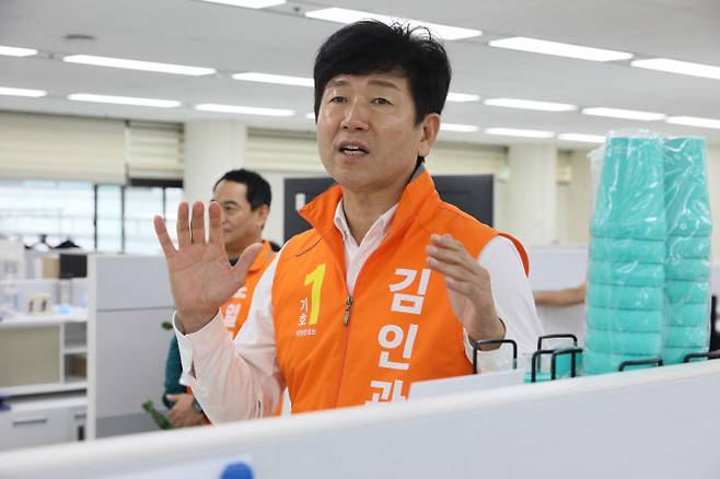 유세중인 김인관 당선인