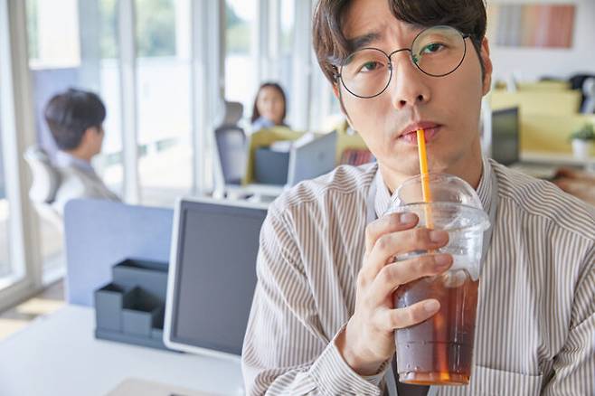 최근 연구에 따르면 커피 혹 술을 하는 사람들은 수면의 질이 안 하는 사람에 비해 떨어진다는 연구가 나왔다. [사진=게티이미지뱅크]