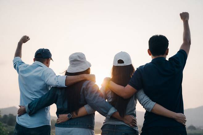 요즘은 친구의 숫자보다는 한 명이라도 진실한 친구를 원하는 경향이 높아지고 있다, [사진=게티이미지뱅크]