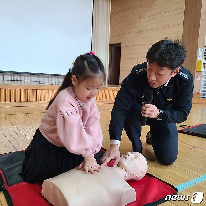 금일초등학교(교장 민난숙)- 15일 학교 강당에서 심폐소생 교육에 참여한 아이가 응급구조사 선생님의 지도에 따라 심폐소생 실습을 하고 있다.(전남교육청 제공)/뉴스1