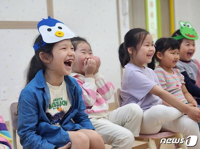 고흥평생교육관(관장 변윤섭)- 교육관의 '주제가 있는 문화예술공연' 프로그램에 참여한 어린이들이 동화콘서트를 즐기며 활짝 웃고 있다.(전남교육청 제공)/뉴스1