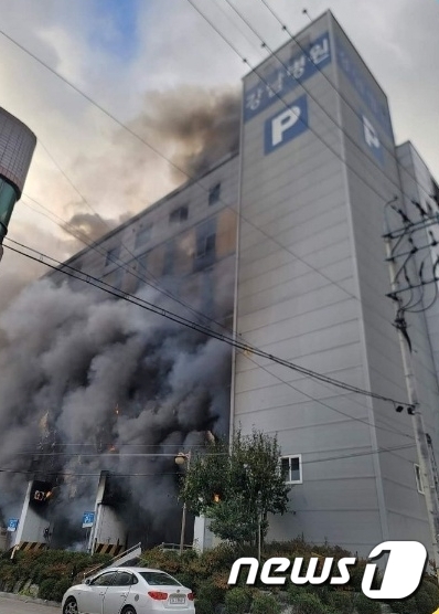 18일 오전 8시 6분쯤 경북 구미시 강남병원에서 불이 나 출동한 소방관이 진화작업을 벌이고 있다. (독자제공) 2023.11.18/뉴스1 ⓒ News1 정우용 기자