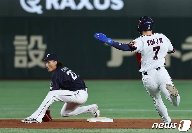 18일 오후 일본 도쿄돔에서 열린 '2023 아시아프로야구챔피언십(APBC)' 대한민국과 대만의 경기 2회초 무사 1루 상황, 대한민국 박승규 타격때 1루주자 김주원이 2루를 향해 몸을 날리고 있다. 2023.11.18/뉴스1 ⓒ News1 이재명 기자