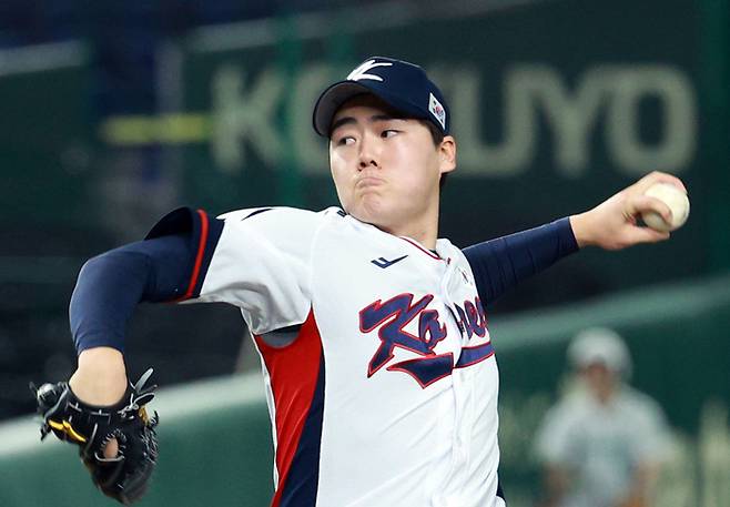 18일 일본 도쿄돔에서 열린 아시아프로야구챔피언십(APBC) 예선 최종전 대한민국과 대만의 경기.  7회초 최승용이 역투하고 있다. 2023.11.18. 사진 | 도쿄=연합뉴스