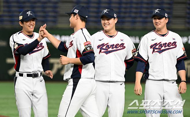 18일 일본 도쿄돔에서 열린 2023 아시아 프로야구 챔피언십(APBC) 한국과 대만의 경기. 이의리와 문동주가 하이파이브를 하고 있다. 도쿄(일본)=박재만 기자pjm@sportschosun.com/2023.11.18/