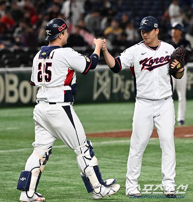 18일 일본 도쿄돔에서 열린 2023 아시아 프로야구 챔피언십(APBC) 한국과 대만의 경기. 경기에서 승리한 한국 선수들이 기뻐하고 있다. 도쿄(일본)=박재만 기자pjm@sportschosun.com/2023.11.18/