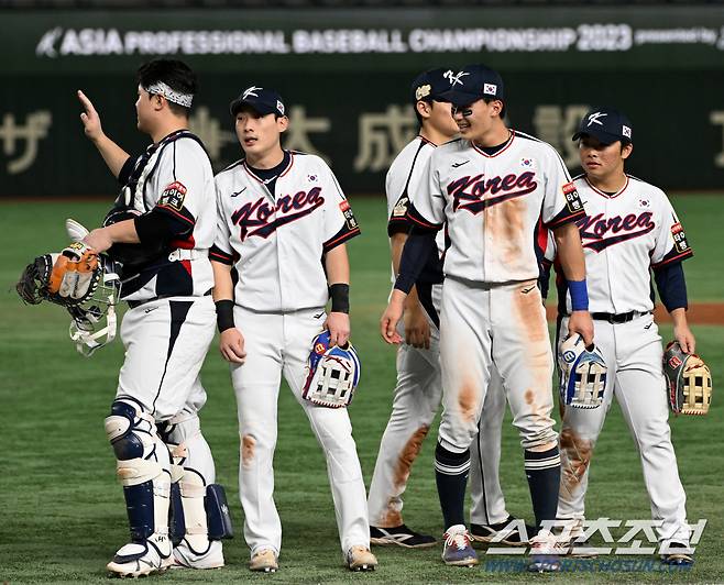 18일 일본 도쿄돔에서 열린 2023 아시아 프로야구 챔피언십(APBC) 한국과 대만의 경기. 경기에서 승리한 한국 선수들이 기뻐하고 있다. 도쿄(일본)=박재만 기자pjm@sportschosun.com/2023.11.18/