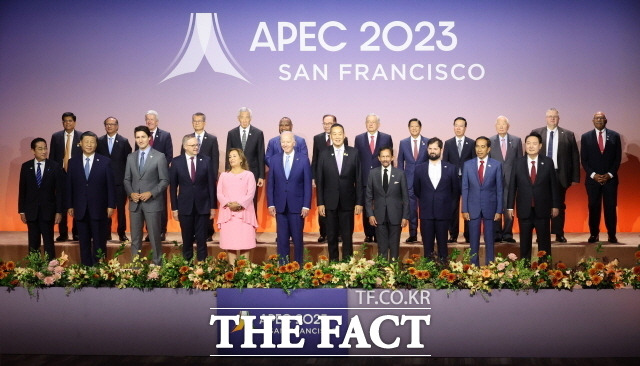 윤석열 대통령이 2박 4일간의 APEC 정상회의 일정을 마쳤다. 이번 회의에서 역내 주요국들과 공급망 협력 논의를 구체화했다. 16일(현지시간) 미국 샌프란시스코 모스코니센터에서 열린 아시아태평양경제협력체(APEC) 정상회의 단체사진. /뉴시스