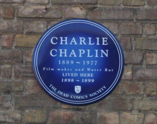 런던 램버스구 찰리 채플린이 살았던 집에 붙어 있는 플라크. Water Rat이라는 표기가 보인다.  [사진= 조성관 작가]