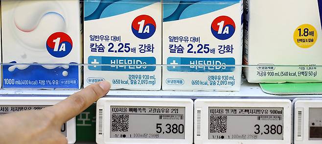 지난 8월 7일 서울에 위치한 한 마트에 같은 크기로 진열된 우유의 용량이 각각 1000mL, 930mL, 900mL로 표시돼 있다. 최근 급격히 오르는 물가에 식품업계가 제품 가격은 그대로 두고 물건의 양을 줄여 사실상 가격 인상효과를 거두는 ‘슈링크플레이션’ 전략을 취하는 경우가 늘어나고 있다. 뉴스1