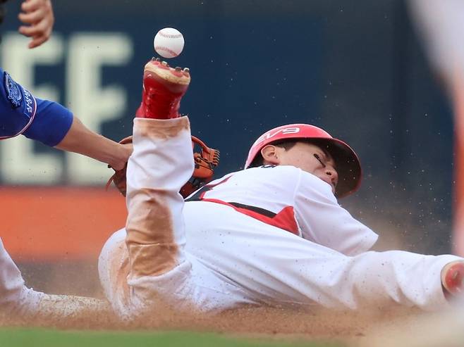 (광주=연합뉴스) 김도영이 보여주는 뛰는 야구는 KIA 타이거즈의 가장 큰 무기다. 베이스를 차고 들어가는 추진력이 상당하다