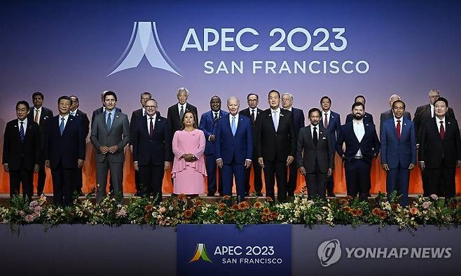 윤석열 대통령, APEC 정상들과 단체 사진촬영 (샌프란시스코=연합뉴스) 진성철 기자 = 윤석열 대통령이 16일(현지시간) 미국 샌프란시스코 모스코니센터에서 열린 아시아태평양경제협력체(APEC) 정상 단체사진촬영에서 각국 정상들과 함께 기념 촬영을 하고 있다. 앞줄 오른쪽부터 윤석열 대통령, 조코 위도도 인도네시아 대통령, 가브리엘 보리치 칠레 대통령, 하사날 볼키아 브루나이 국왕, 세타 타위신 태국 총리, 조 바이든 미국 대통령, 디나 볼루아르테 페루 대통령, 앤서니 앨버니지 호주 총리, 쥐스탱 트뤼도 캐나다 총리, 시진핑 중국 국가주석, 기시다 후미오 일본 총리. /사진=연합뉴스