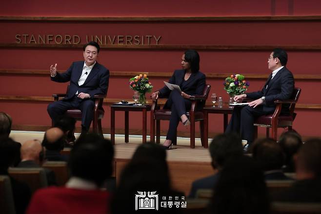 아시아태평양경제협력체(APEC) 정상회의 참석을 위해 미국을 방문 중인 윤석열 대통령과 기시다 후미오 일본 총리가 17일(현지시간) 미국 캘리포니아주 스탠퍼드대 후버연구소에서 한일 정상 좌담회를 하고 있다. (대통령실 홈페이지) 2023.11.18/뉴스1 ⓒ News1 오대일 기자 /사진=뉴스1