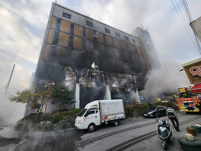 18일 오전 8시 10분께 경북 구미시 원평동 한 7층짜리 병원에서 불이 났다.병원에는 환자 60여명이 입원 중이었으며 일부 환자들은 아직 밖으로 대피하지 못한 것으로 추정된다./사진=연합뉴스